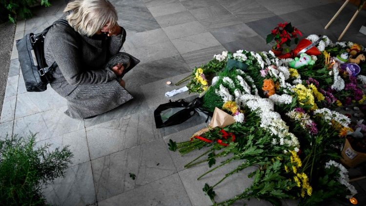 Miesto pamiatky tragédie pred Veľvyslanectvom Severného Macedónska v bulharskej Sofii (24. nov. 2021)
