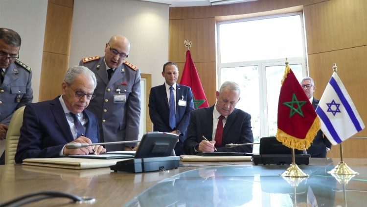La firma dell'accordo tra i ministri della difesa israeliano e marocchino
