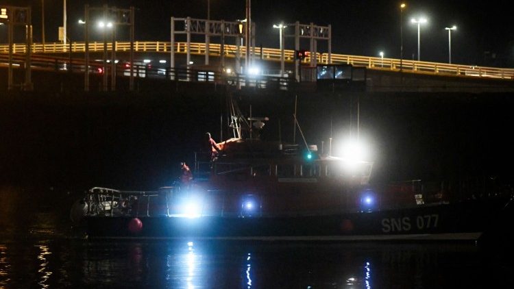 Operazioni di soccorso dei migranti naufragati a largo di Calais  - 24.11.2021 (AFP)