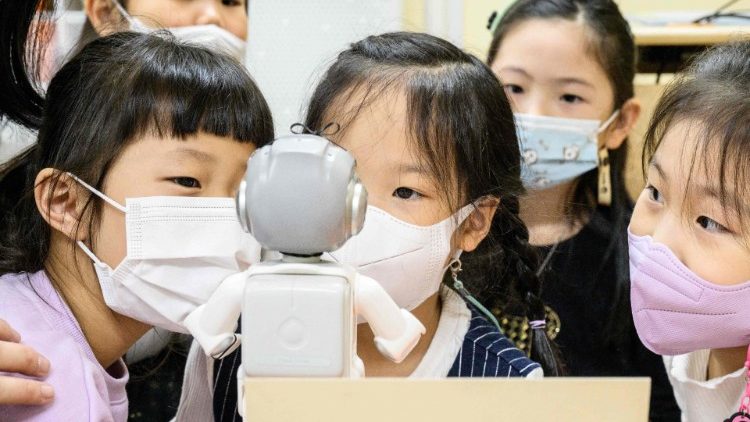 Südkoreanische Kinder vor einem Roboter