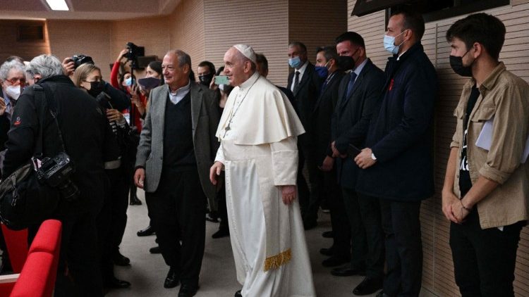 El Papa llegando al evento de Scholas