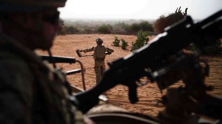 Soldado do exército britânico da Missão de Estabilização Integrada Multidimensional das Nações Unidas no Mali (MINUSMA), tenta detectar possíveis minas terrestres, em Menaka, Mali