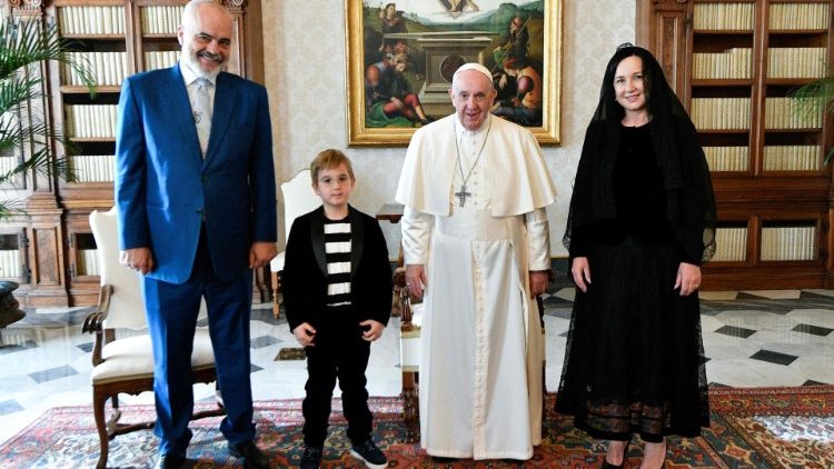Edi Rama mit seiner Familie bei Papst Franziskus