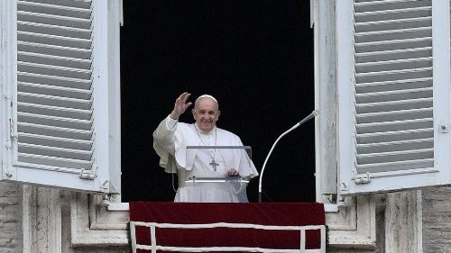 Il Papa: accendere il cuore con la preghiera, no ai “cristiani addormentati" 