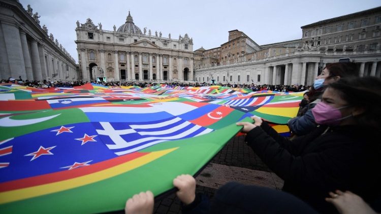 A migránsok egyesületei a Szent Péter téren a zászlaikkal    