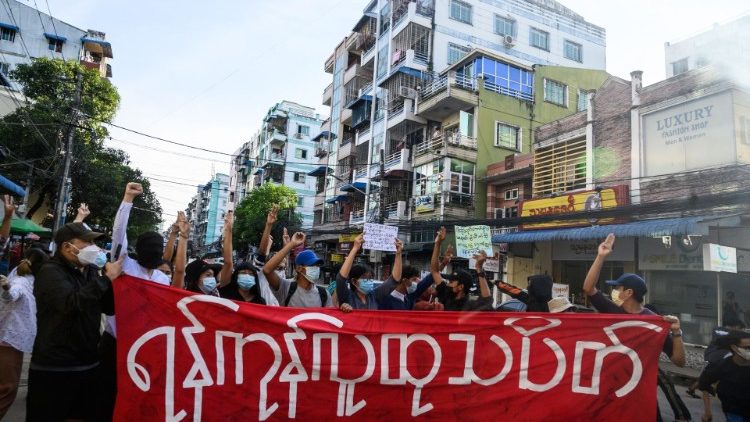 Demonstration gegen die Putschisten in Yangon am Montag