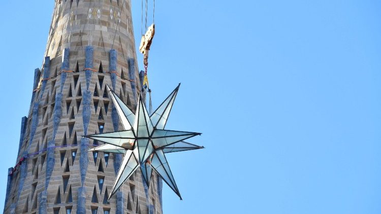Obras na Sagrada Família para colocar a Estrela na Torre, Barcelona