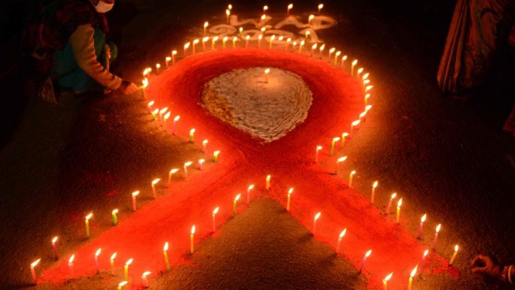 Symbol der Solidarität mit HIV/AIDS-Kranken, hier als Licht-Installation bei einer Sensibilisierungs-Kampagne in Indien