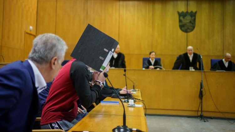 Il momento del verdetto nel Tribunale di Francoforte (Frank Rumpenhorst / Afp)