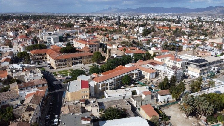 Vue aérienne de Nicosie, la capitale divisée de Chypre, visitée par le Pape François du 2 au 4 décembre 2021. 