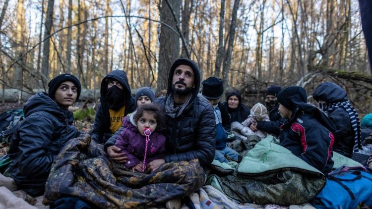 Kurdische Familie in einem Waldstück nahe der polnischen Grenze, am 9. November