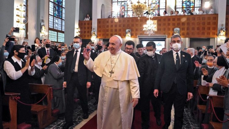 Francisco llega a la Catedral maronita de Nuestra Señora de las Gracias, Nicosia.