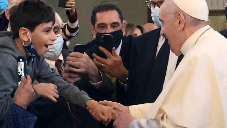 Il Papa al suo arrivo a Cipro tra la gente 