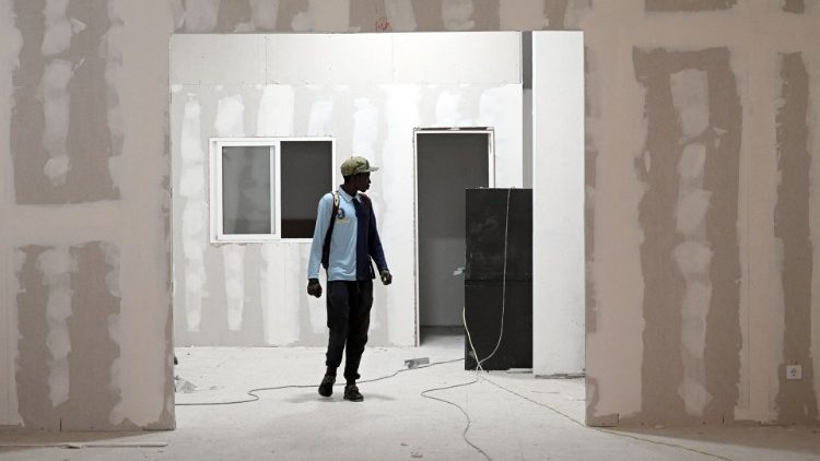 Raban, ein Migrant aus dem Senegal, im Studio des Künstlers und Unternehmers Alex Navio auf Las Palmas