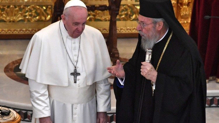 Papst Franziskus mit Erzbischof Chrysostomos II. im Dezember 2021