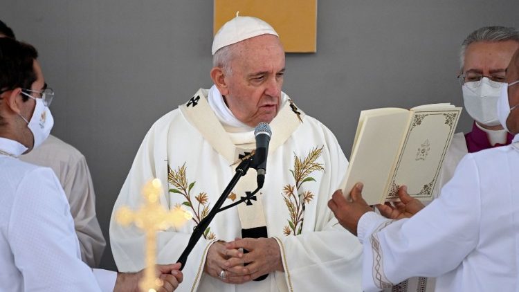 Ferenc pápa az oltárnál 