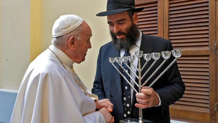 El Papa saluda al Rabino Arie Zeev Raskin