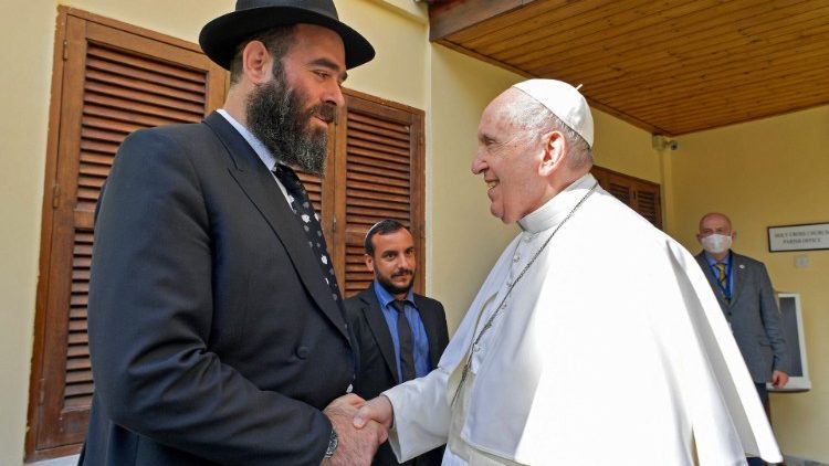 El Papa saluda al Rabino principal de Chipre, Arie Zeev Raskin.