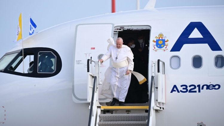 Ferenc pápa Athén repülőterén 