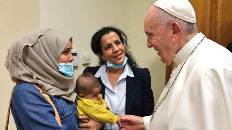 Franziskus begrüßt eine junge Mutter und ihr Baby bei einer Begegnung in der Apostolischen Nuntiatur in Nikosia