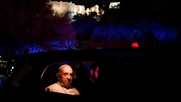Francisco admira la Acrópolis de Atenas desde su coche