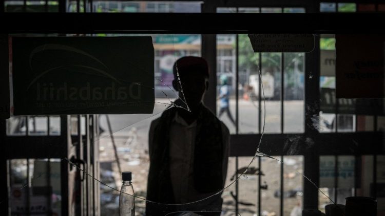 Etíope olha dentro de um banco em Shewa Robit, Etiópia, supostamente saqueado por rebeldes Tigray (Foto de Amanuel Sileshi / AFP)