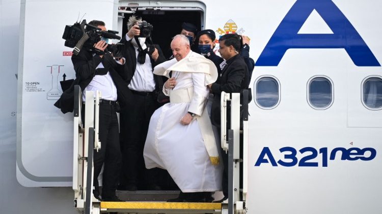 Papst Franziskus besteigt bei windigem Wetter das Flugzeug nach Rom/Ciampino