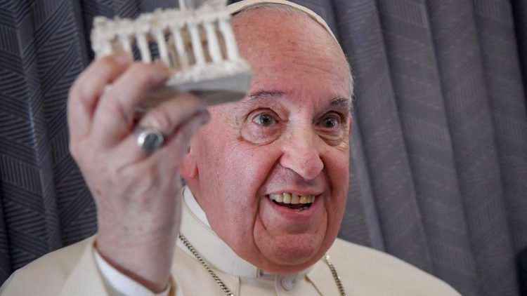 Papež na palubě letadla při cestě zpět