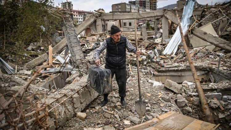 Dieses Foto wurde am 10. Oktober 2020 aufgenommen und zeigt den pensionierten Polizisten Genadiy Avanesyan (73), der in den Überresten seines Hauses in der Stadt Stepanakert nach Habseligkeiten sucht.