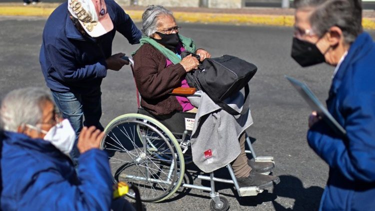 मेक्सिको में एक बुजुर्ग वैक्सीन लेने के लिए पहुँची