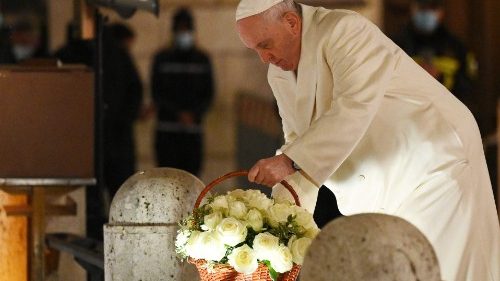Pápež ako ranný pútnik vyprosoval pred Immaculatou uzdravenie kamenných sŕdc