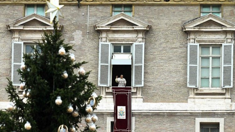 Papst Franziskus grüßt vom Fenster: Angelus am Petersplatz