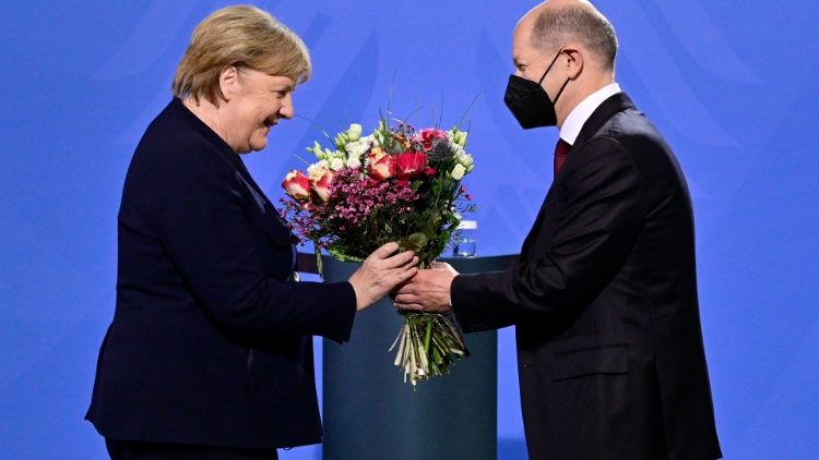 Passation de pouvoir entre Angela Merkel et Olaf Scholz, le 8 décembre 2021 à Berlin.