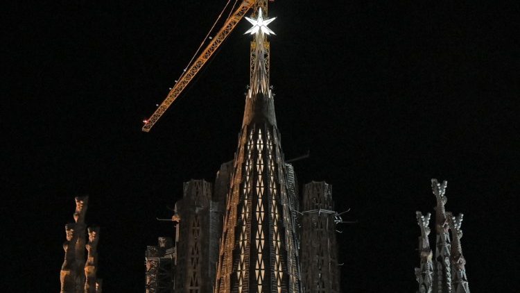 Thắp sáng ngôi sao trên tháp Đức Mẹ