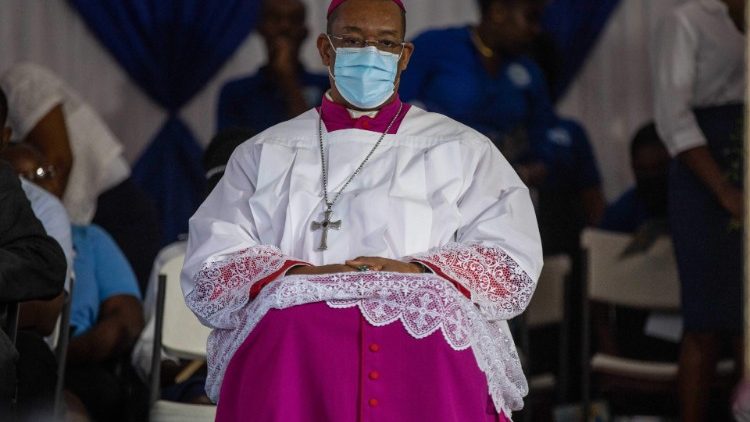 हैती के धर्माध्यक्ष मैक्स लेरोय अपने विश्वासियां के साथ हैती के लिए प्रार्थना करते हुए