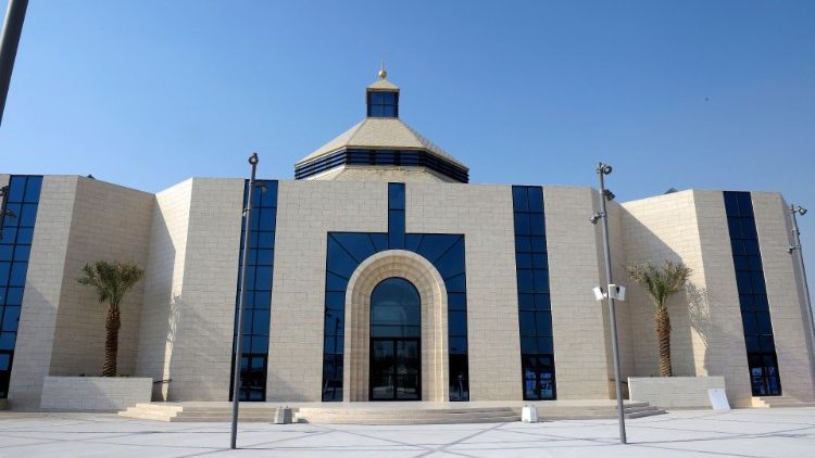 Katedrala Naše Gospe Arabije v Bahrajnu. 11. decembra 2021 jo je posvetil kardinal Tagle.