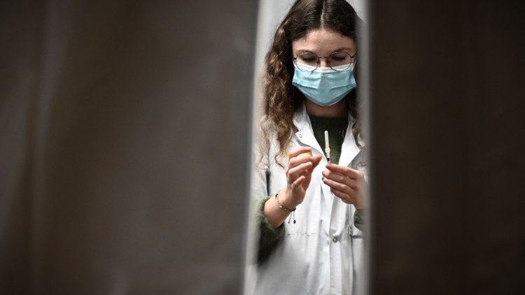 Una dottoressa nel centro vaccinale di Merignac, riaperto ieri in Francia (Philippe Lopez / Afp)