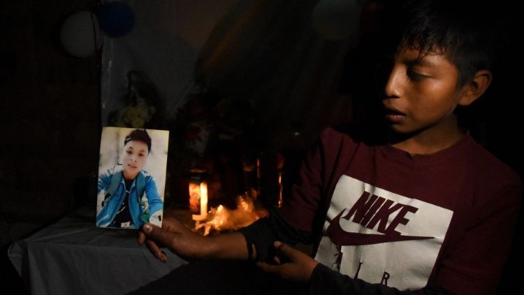 Ein Kind zeigt das Foto des jungen Migranten Giovanni Raymundo, der bei dem tragischen Lastwagenunfall im Bundesstaat Chiapas sein Leben verlor