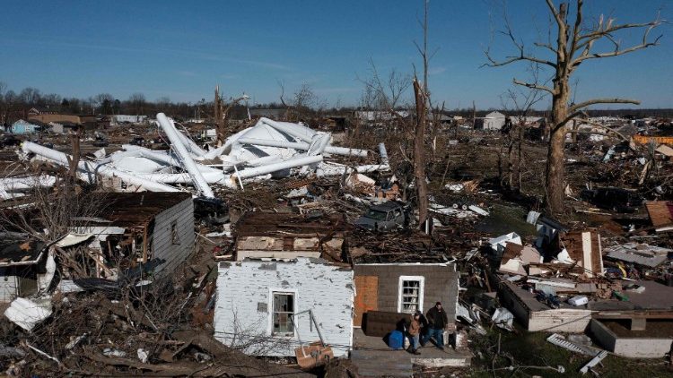 A devastação depois da passagem dos tornados