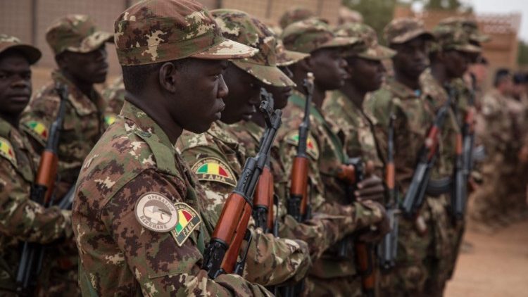 Des soldats maliens lors de la rétrocession de Tombouctou par les forces françaises, au Mali, le 14 décembre 2021. (AFP/Florent Vergnes)