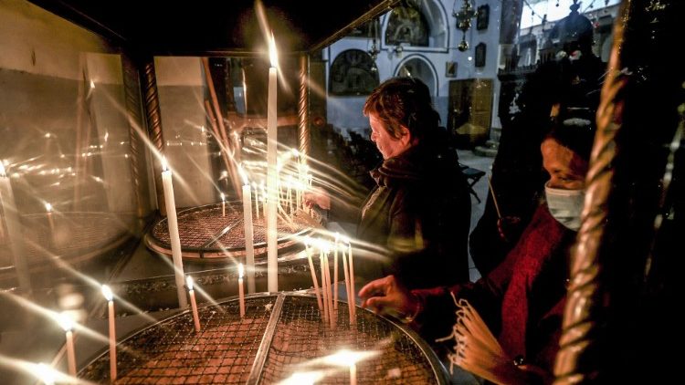 Gläubige entzünden Kerzen in der Geburtskirche in Bethlehem