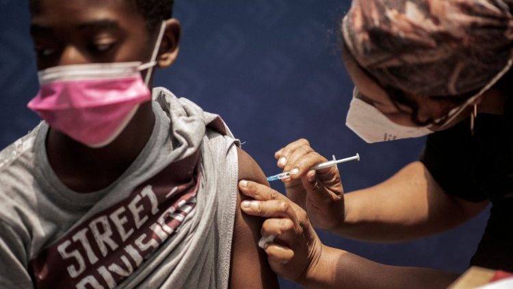 Oxfam: UE wyrzuca szczepionki, a Afryka cierpi