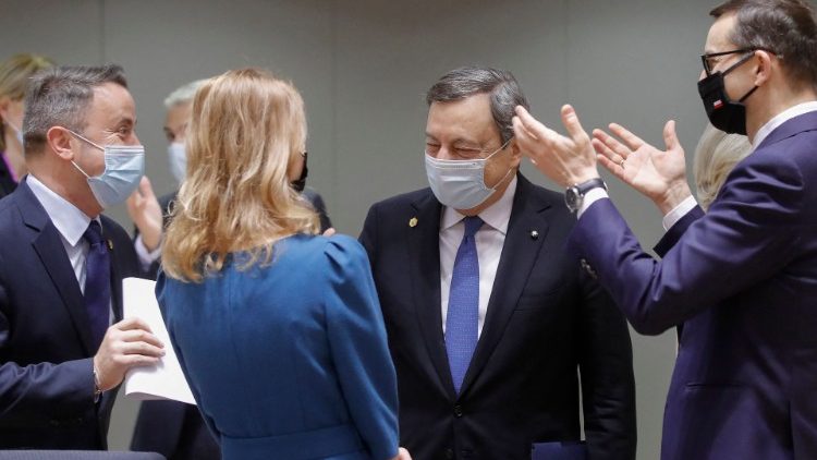 Il premier italiano Draghi (al centro) saluta il primo ministro lussemburghese Xavier Bettel (a sinistra) accanto al capo del governo polacco Morawiecki (a destra)