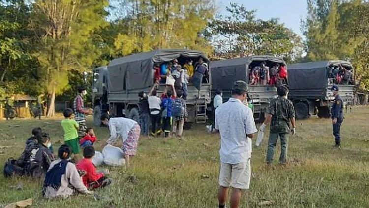 सेना के ट्रक से निकते हुए म्यानमार के लोग जो सेना द्वारा हिरासत में लिये गये थे