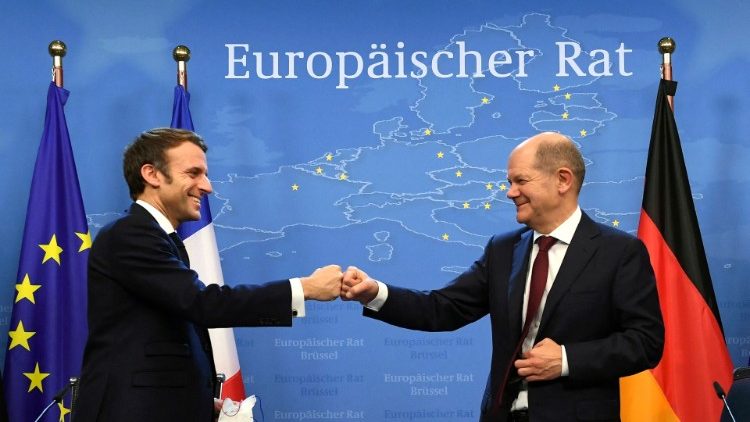 Il saluto tra il presidente francese Macron (a sinistra) e il nuovo cancelliere tedesco Scholz