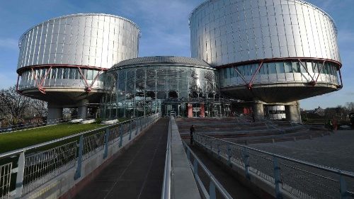 Europa: Straßburg fällt Urteil zu Leihmutter-Kindern