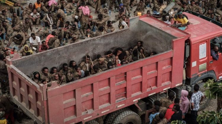 Soldados etíopes capturados chegam em um caminhão ao Centro de Reabilitação em Mekele, capital da região de Tigray (Foto: Yasuyoshi Chiba/AFP)