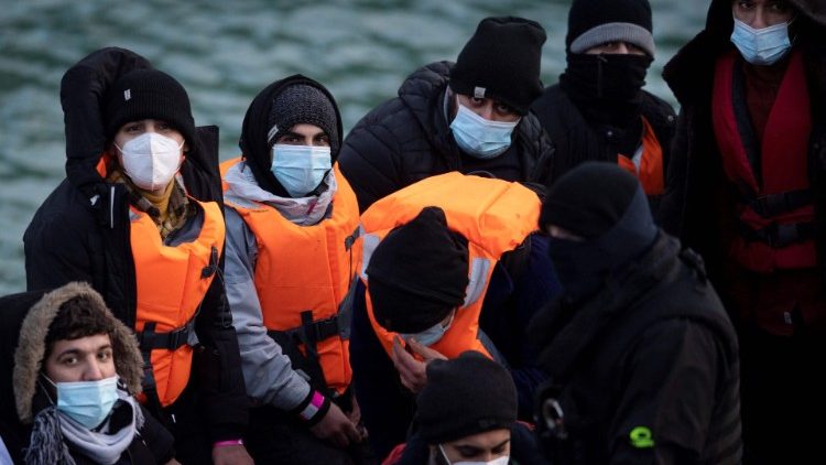 Migrantes a bordo de un buque de la Fuerza Fronteriza del Reino Unido después de ser recogidos en el mar.