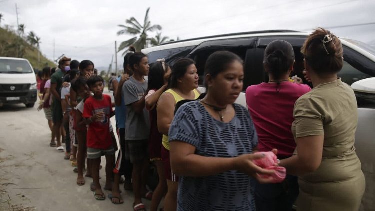 Filipiny: 660 tys. osób przesiedlonych po tajfunie Rai