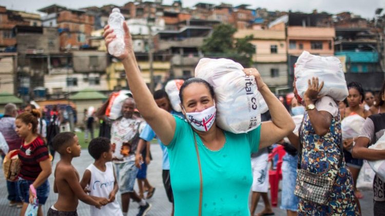 Une femme brésilienne après avoir reçu des colis de vivres pour Noël, dans un bidonville de Rio de Janeiro